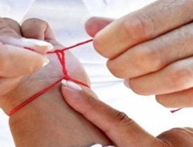 Όχι δεν είναι Μάρτης! Η κόκκινη κλωστή στο χέρι σημαίνει πράγματα που ούτε καν είχατε φανταστεί!